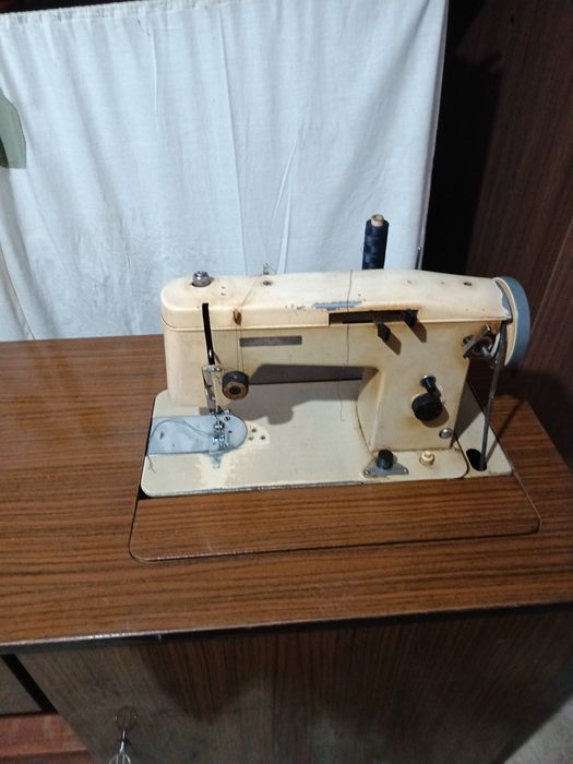 Шевна машина с шкаф