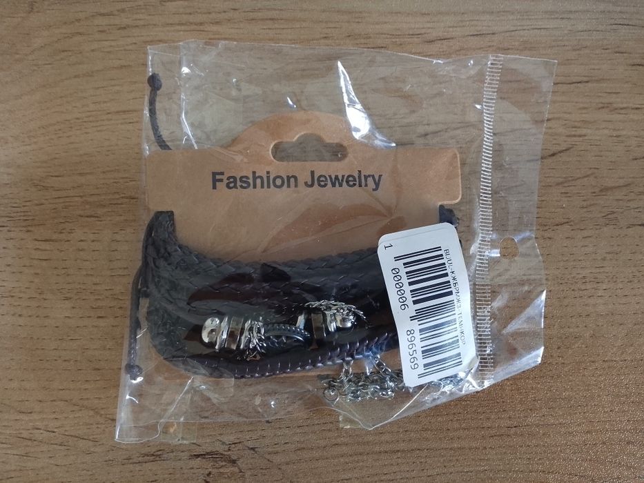 Модные браслеты кожаные и древесные