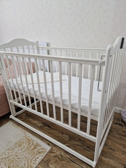 Детская кроватка белая