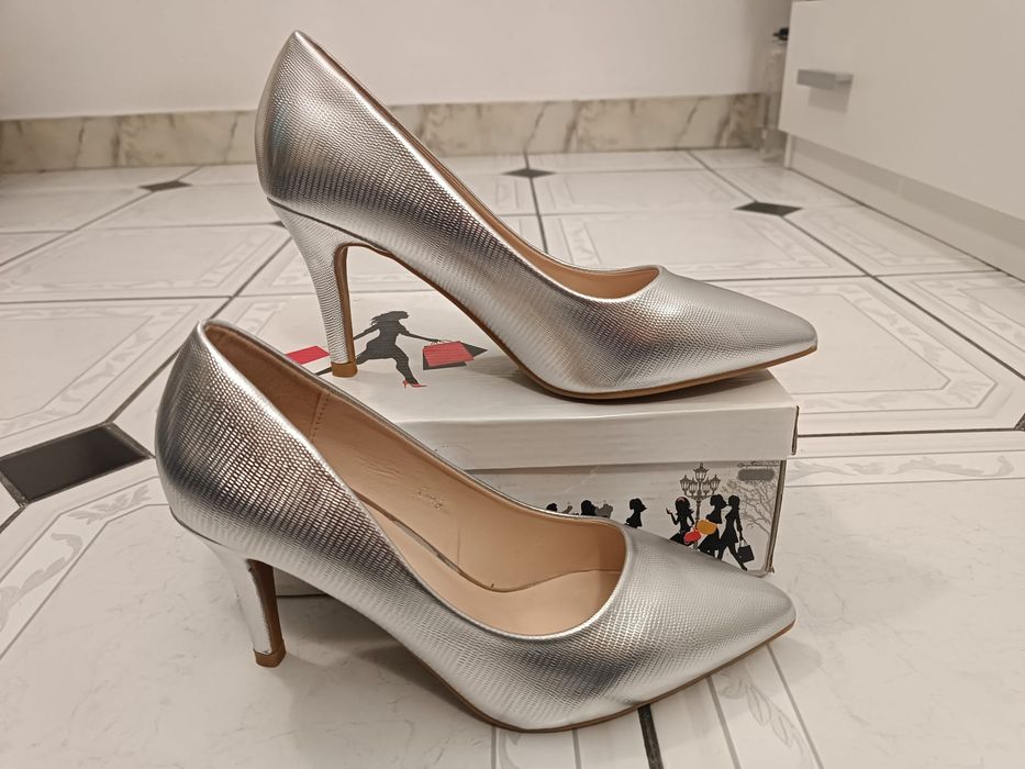 Vănd pantofi mărime 38, imitatie de piele, cu toc 8,5 cm. Nefolosit