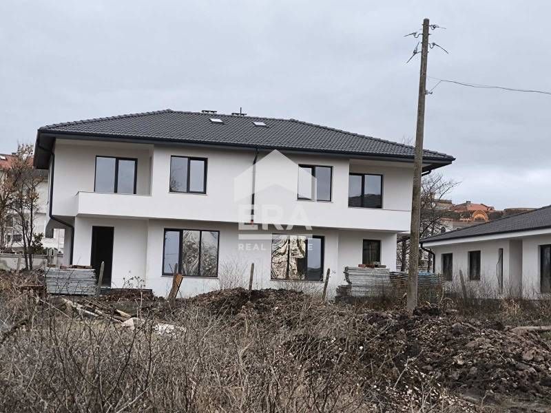 Готови еднофамилни двуетажни къщи в затворен комплекс в кв. ,,Младежки