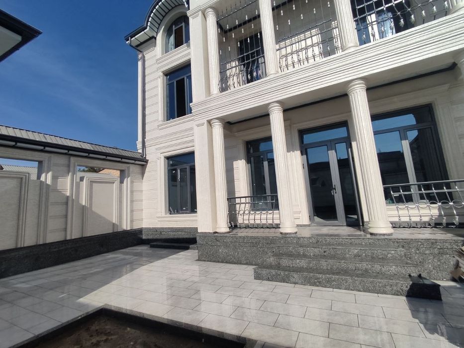 Granit , Travertin , Marmar toshlardan . Uyning fasad va sokillariga.