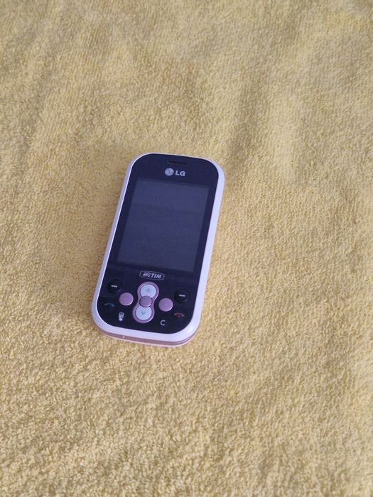 Super telefon Lg cu tastatura laterala