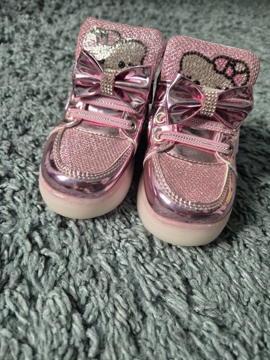 Нови детски блестящи обувки