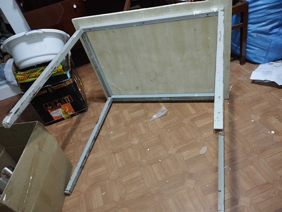 Продам стол, на железном каркасе