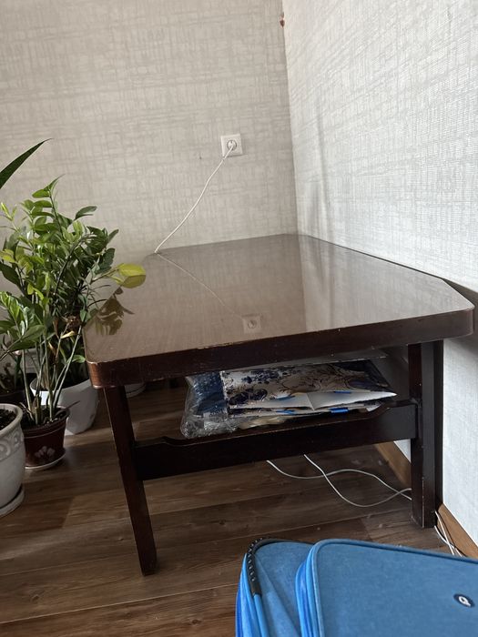 Продается столик подставной