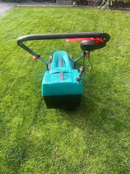 Masina de tuns iarba electrica BOSCH, stare buna.