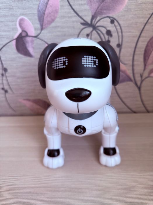 Собака робот на пульте управления