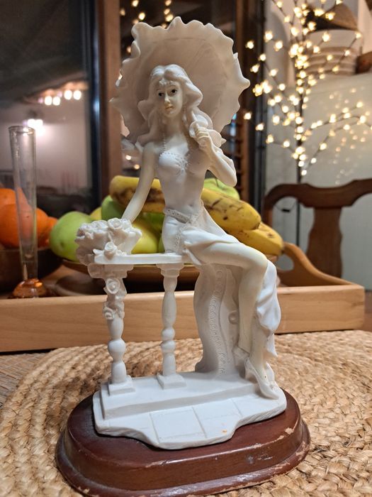 Статуетка от полирезин.