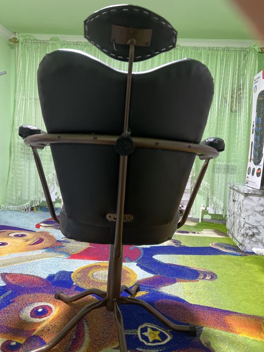 Кресло черное коженое