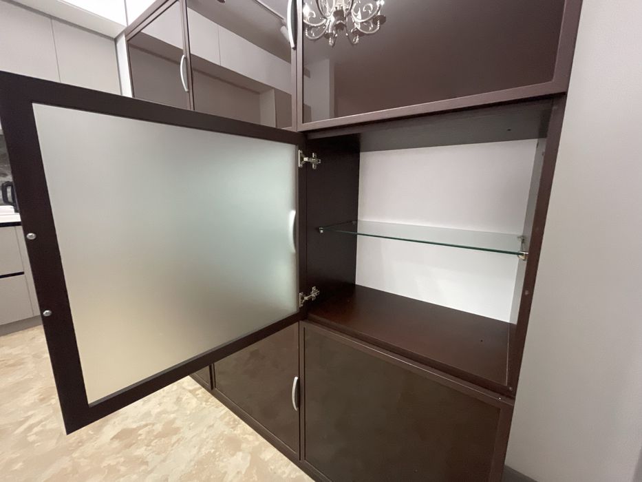 Антикварный шкаф из дерева для гостинной