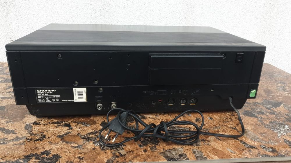 Vând video 2x4M( 2000) marca Grunding model 850 -made in Germany
