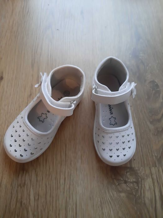 Бели обувки за момиче размер 23