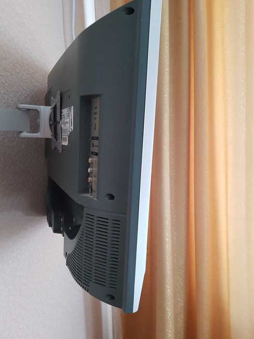 Телевизор с кронштейном.