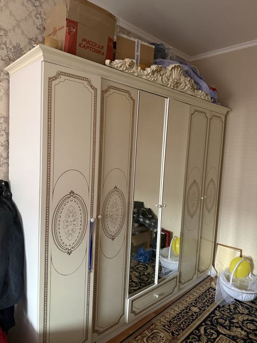 Продам люстры и гарнитур