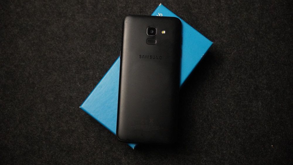 Samsung J6 + Huawei Smartband