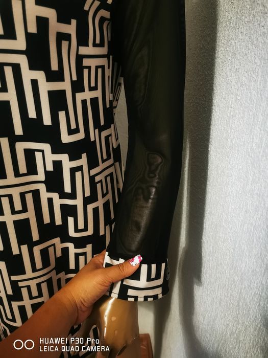 Рокля с дантела ръкав