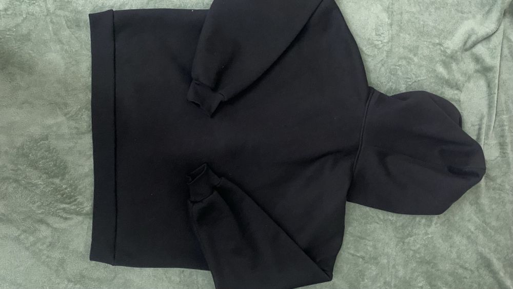 Чёрное худи с капюшоном