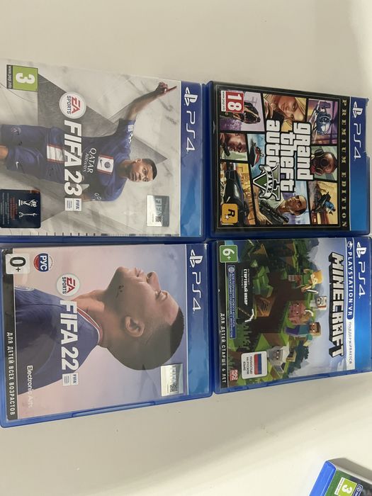 Продаеться Плестейшн 4 с дисками