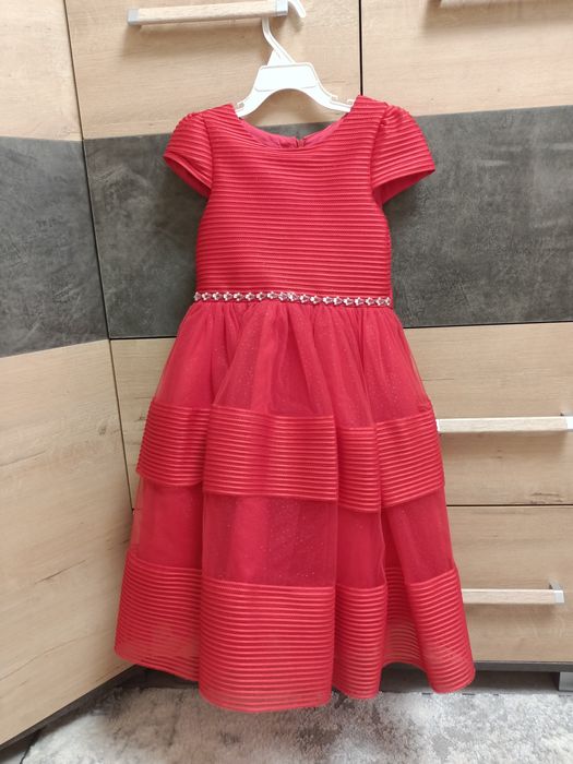 Нарядное красивое платье на девочку