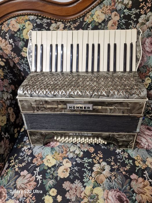 Vind acordeon hohner verdi 1 cu  48 de basi vechi