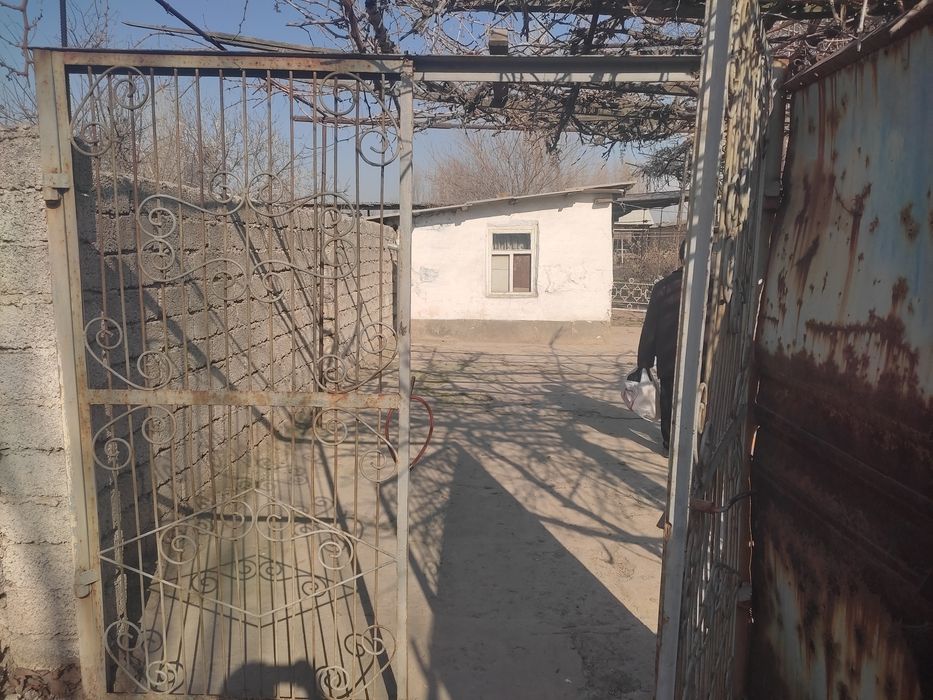 Ховли уй сотилади 5 хона