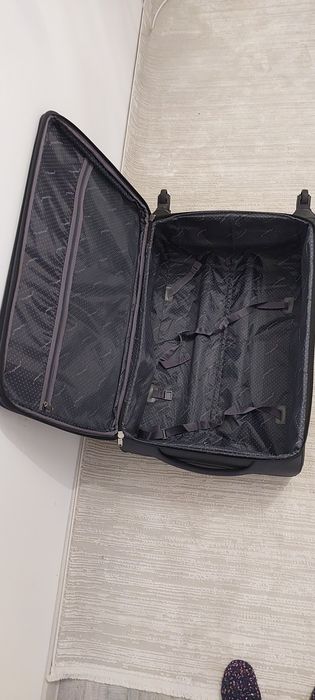 Чемодан большой серого цвета