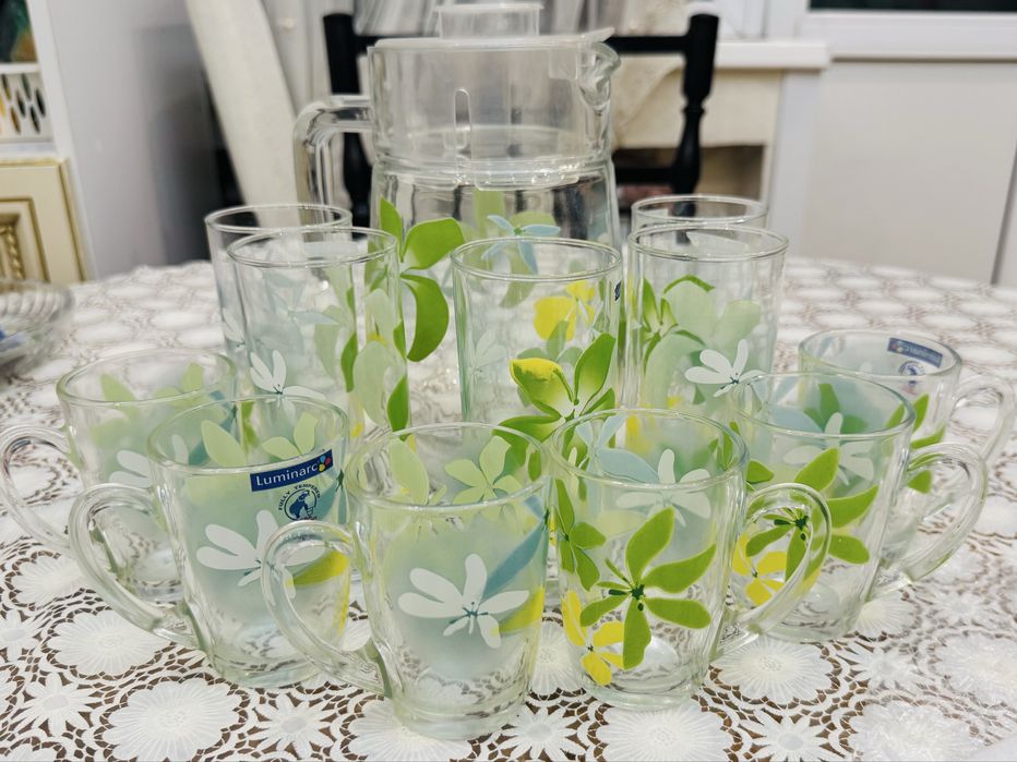 Продам графин со стаканами и чайными чашками