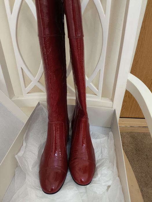 Новые красные лаковые сапоги