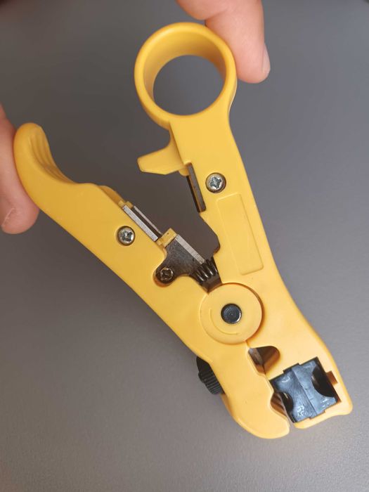 стрипър за коаксиални, сигнални и кабели за данни