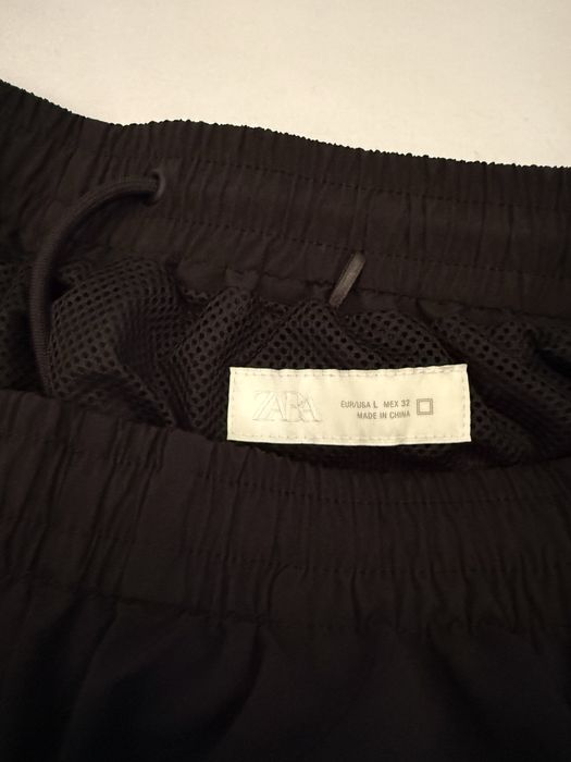Zara комплект панталони – сиви дънки + черен шушлеков  панталон