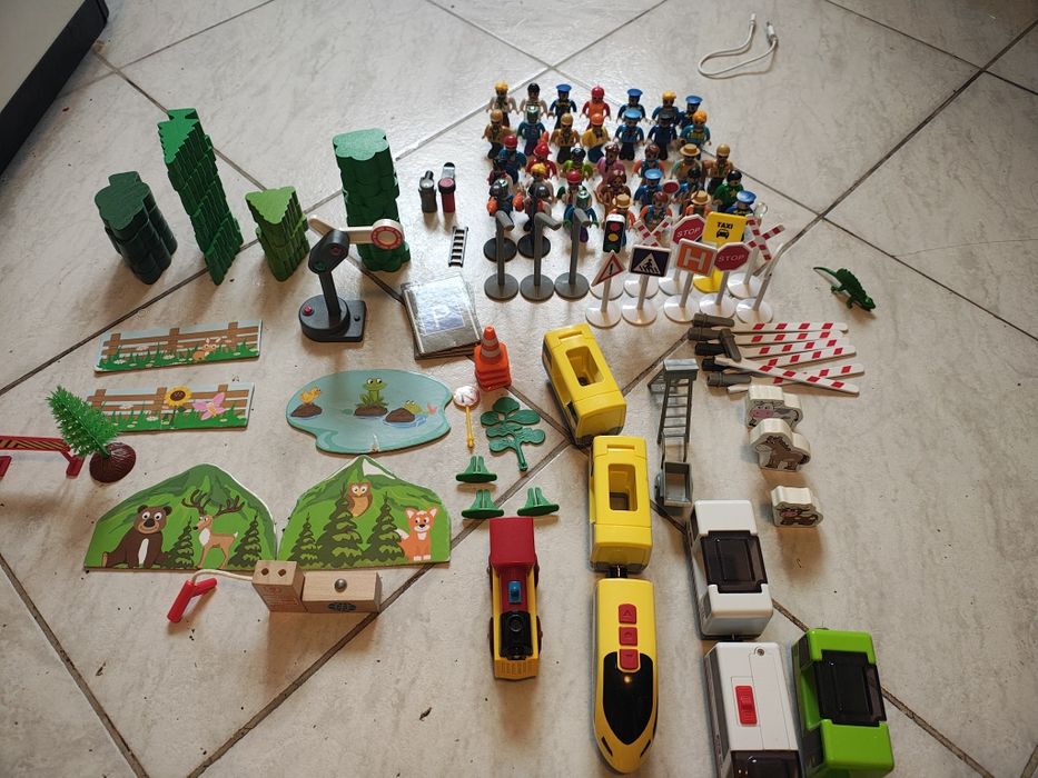 Set sine de lemn cu mașinuțe,trenulete și accesorii 9kg