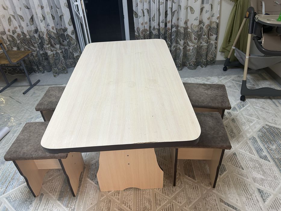 Продам кухонный стол и стулья