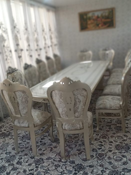 Стол стул на 16 персон.