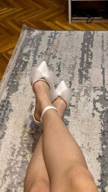 Белые туфли на каблуках