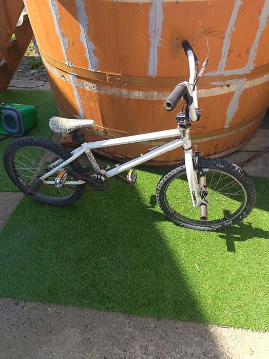 Vând 2 biciclete și 1 trotinetă