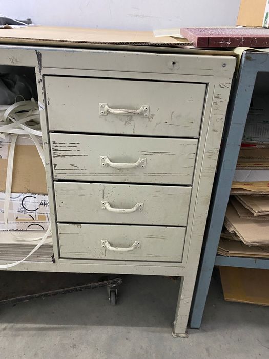 Метална работна маса