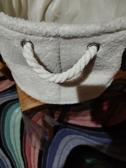 Продам новую, мохнатенькую корзину для собачьих игрушек и вещей.