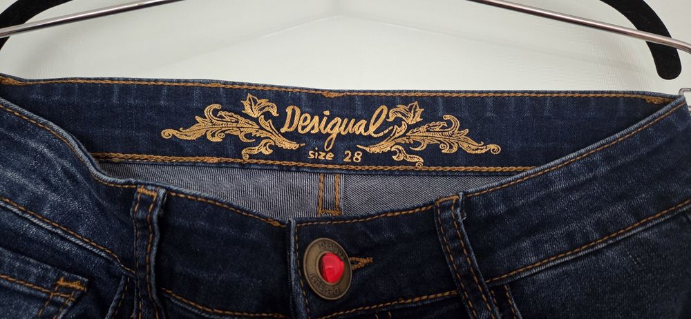 Blugi Desigual cu model