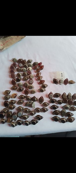 Lot de mii de piese ca Circuite Integrate/ Tranzistori / Condensatori