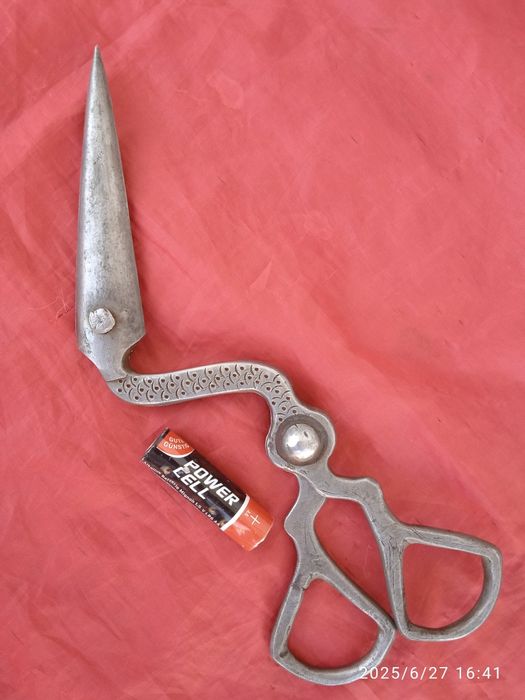 Қадимий қайчи сотилади