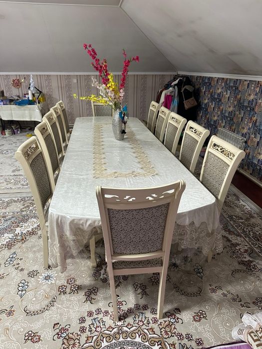 Обеденный стол для 12 человек