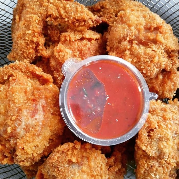 Эми Андерссен өзінің үлкен кеуделері мен секске деген құмарлығын көрсетеді