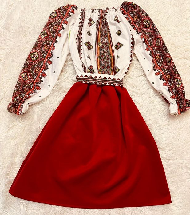 Дамска рокля с народни мотиви