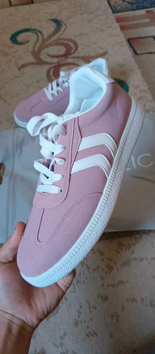 Продаётся кросовки женские