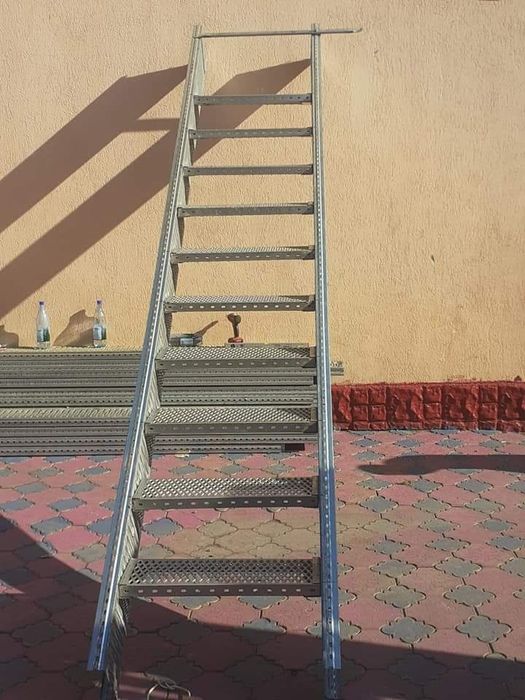 Confectionam scarii metalice zincate exterioare și pentru incendii , platforme, podete si balustrazi profesionale la cererea clientului . Asiguram tra