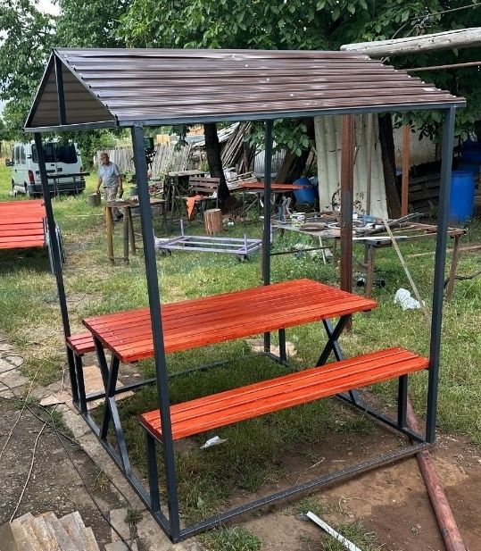 vând set masa cu doua bănci și acoperiș (foișor metalic și riglă din lemn)