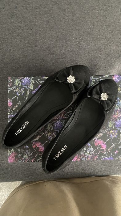 Балетки черные с брошкой