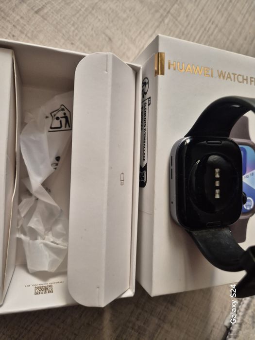 Часовник Huawei Fit 4