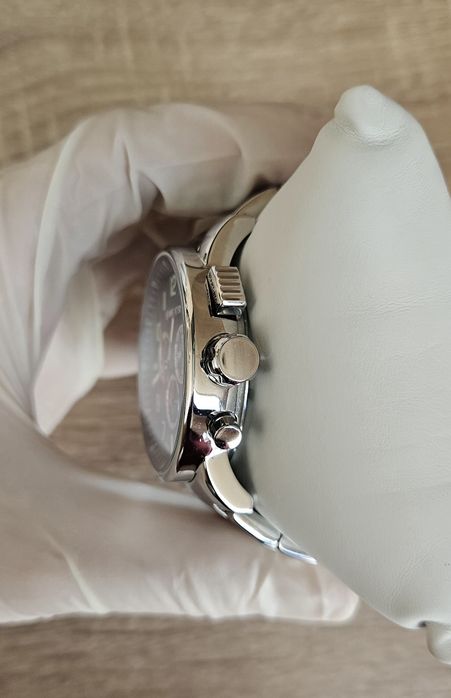 Часовник WENGER-швейцарски(в перфектно състояние)